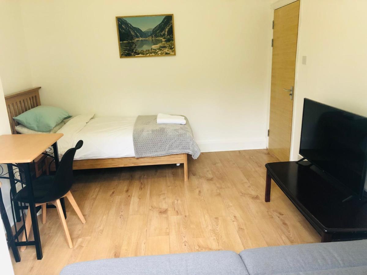 Amazing Quiet Garden House Near London Luton Airport Daire Dış mekan fotoğraf